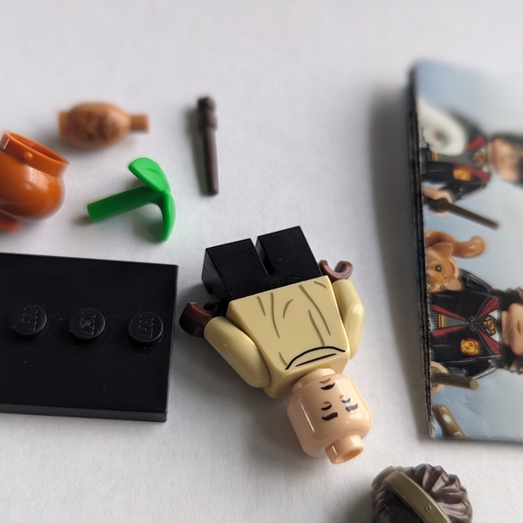 LEGO Harry Potter collectible minifigure Neville w/accessories and stand - Picture 5 of 6